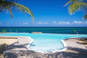 2 outdoor pools, free pool cabanas, pool loungers - Whispering Seas (Tower Isle)