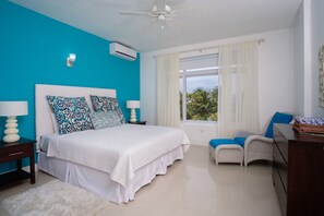 Quarto quádruplo design, 2 quartos, acessível, vista para o oceano | 2 quartos, roupas de cama premium, individualmente decorados