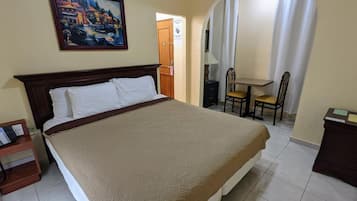 Caja de seguridad en la habitación y tabla de planchar con plancha