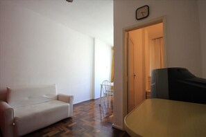 Apartament estàndard, 1 dormitori, cuina bàsica | Sala d'estar | Televisor 