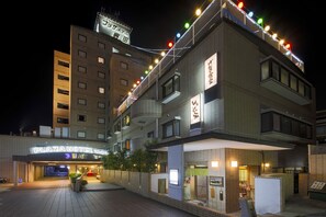 住宿正面 (夜晚)