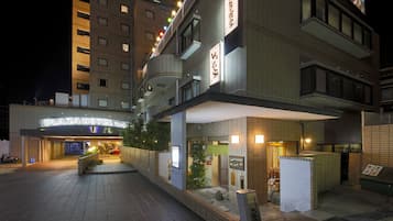 施設の正面 (日没後)