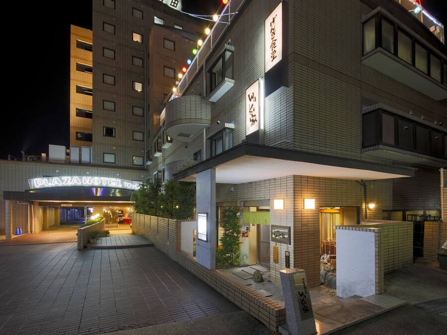 Ett hotell med modern design, som utmärks av en imponerande entré, en uteservering och en restaurang som är väl synlig.