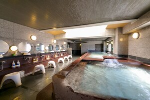 Indoor spa tub