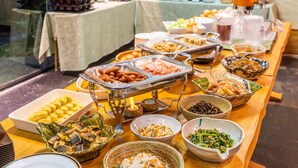 Een buffet met diverse gerechten en een koffiehoek.