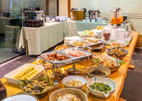 Daily buffet breakfast (JPY 1210 per person)