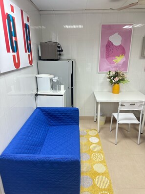 Private Apartment for 16 people (5 bedroom, 1 living room) | Living area | TV - Comfort Guest House - Hostel (Kowloon)