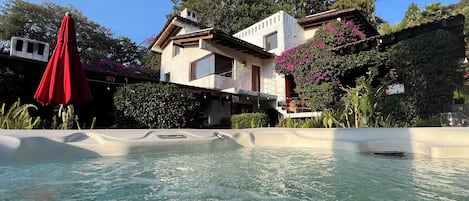 Outdoor spa tub