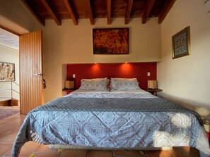 Caja de seguridad en la habitación, cortinas blackout y wifi gratis 