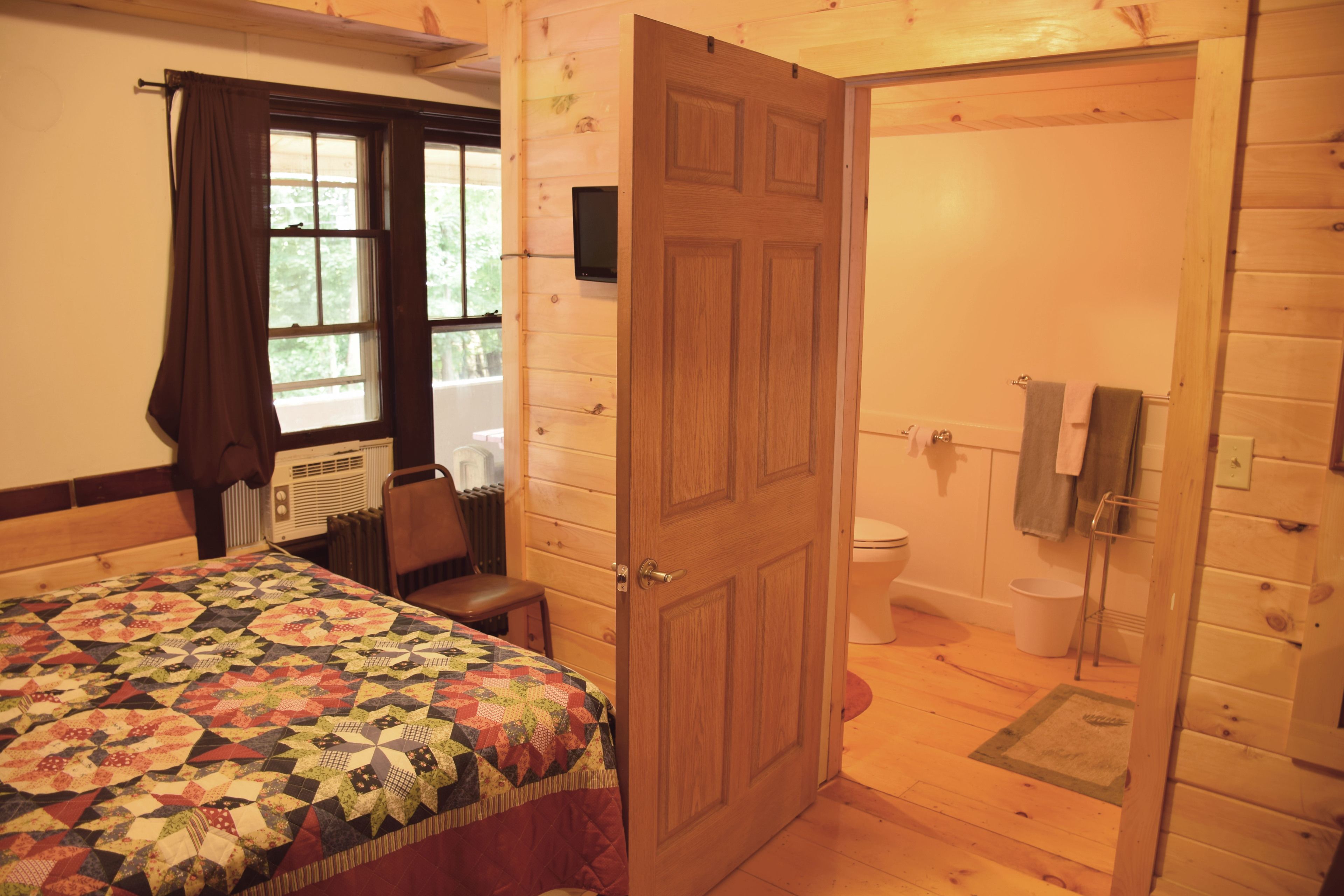 ルーム クイーンベッド 1 台 | 客室ごとに異なる装飾、客室ごとに異なるインテリア、ノートパソコン用作業スペース、WiFi (無料)