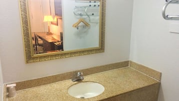 Combined shower/tub, free toiletries, towels