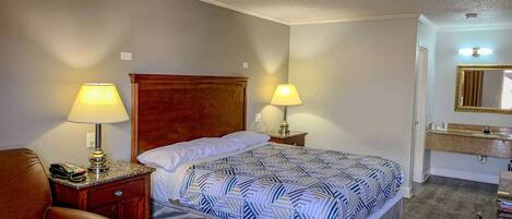 Tabla de planchar con plancha, wifi gratis y ropa de cama