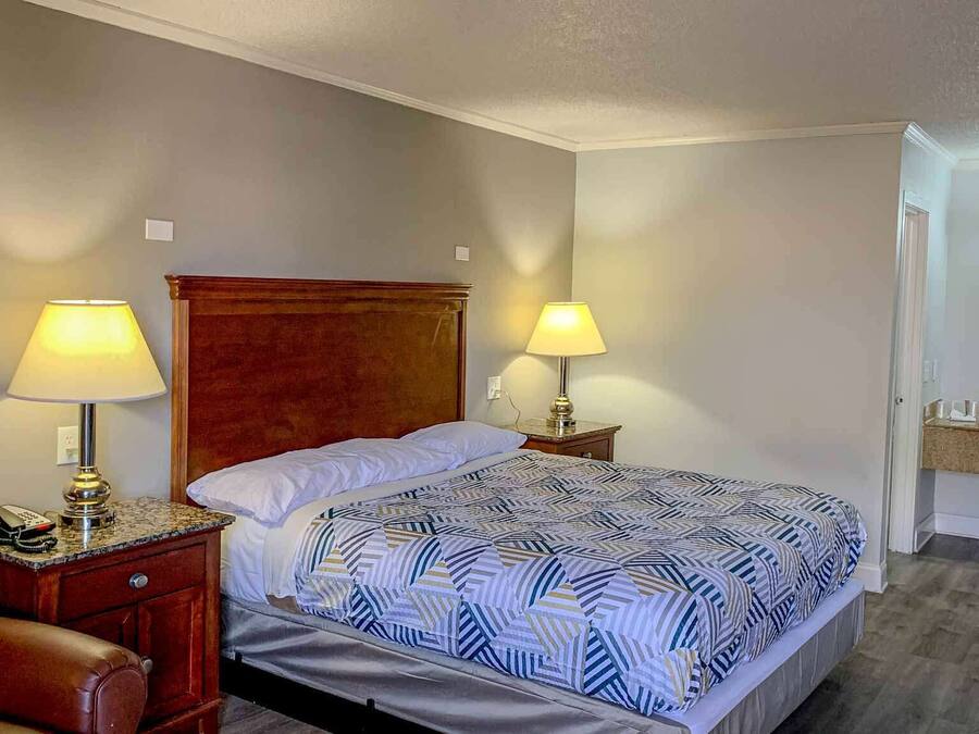 Iron/ironing board, free WiFi, bed sheets