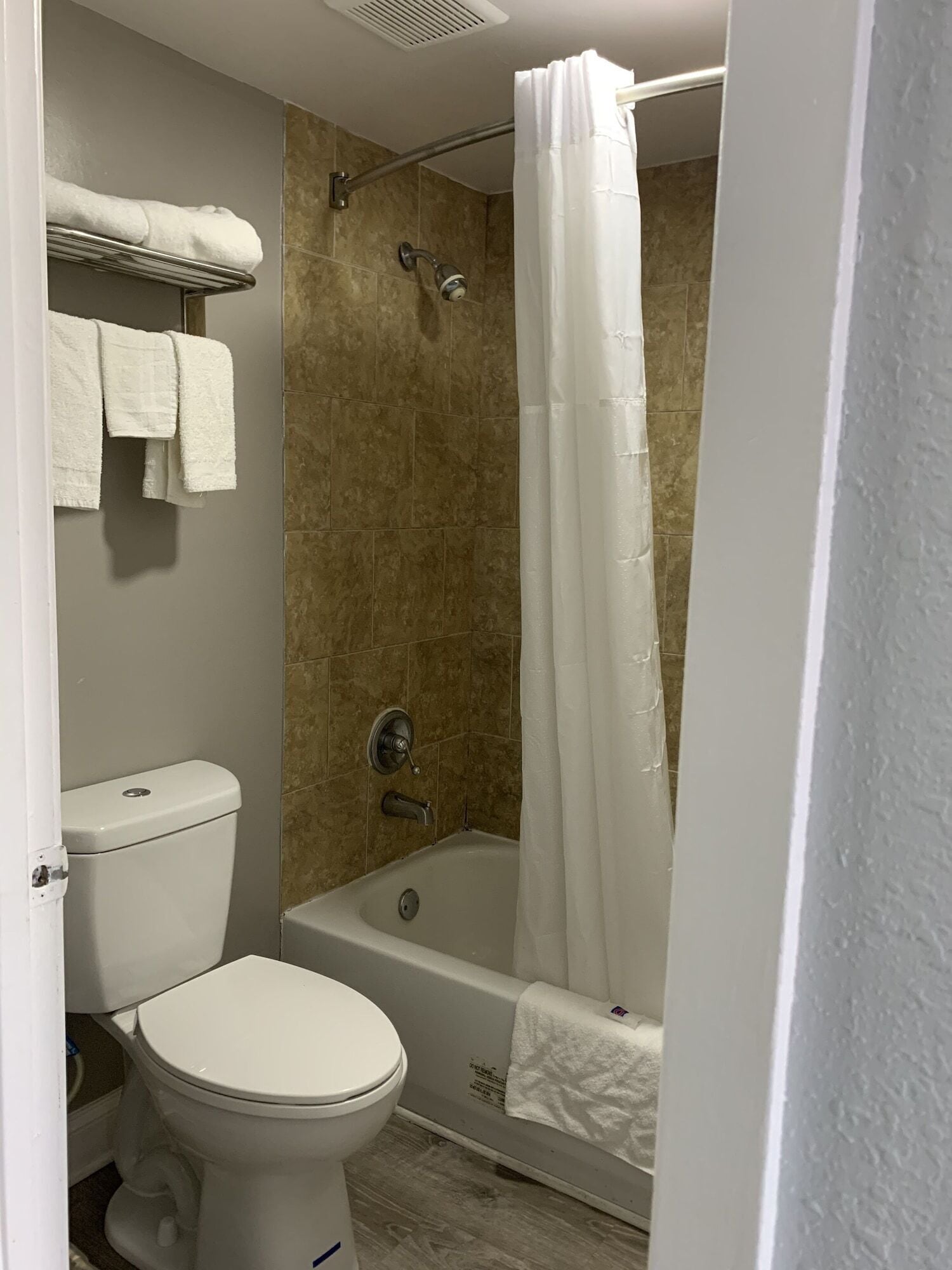 Ein Badezimmer mit Toilette, Badewanne und Duschvorhang.
