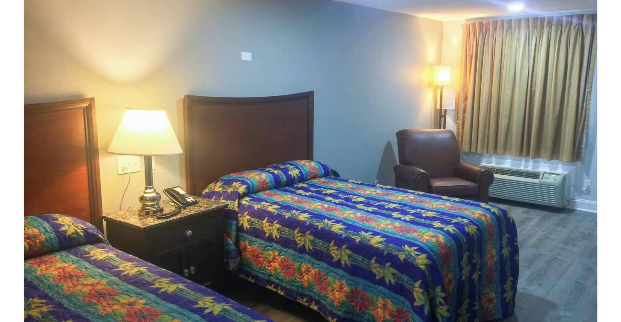 Tabla de planchar con plancha, wifi gratis, ropa de cama