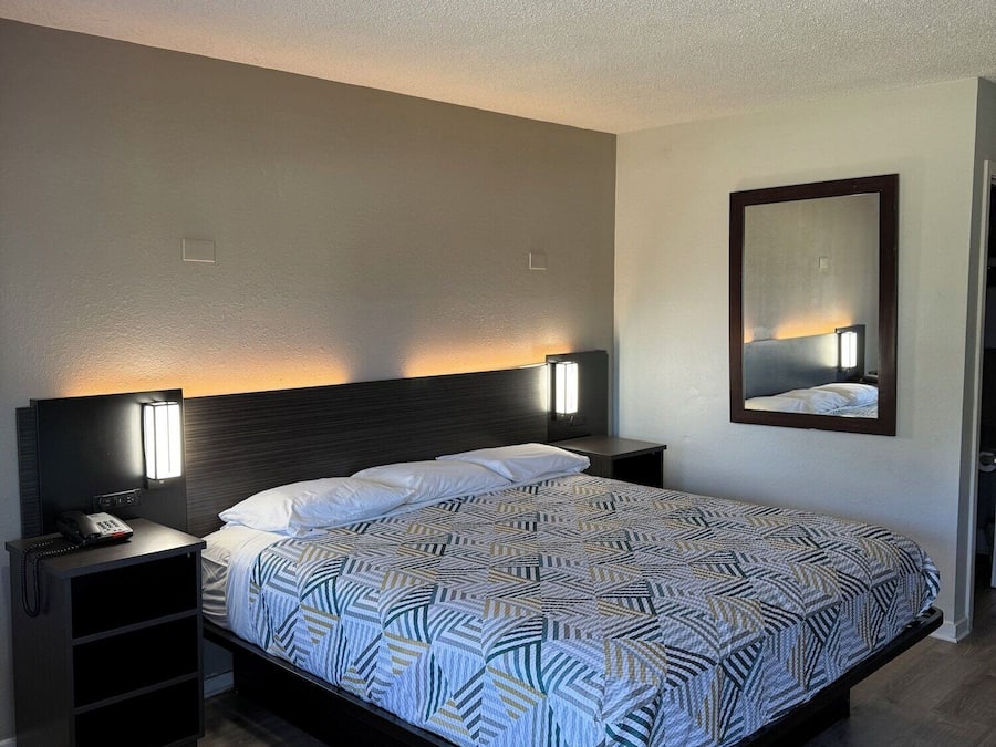 Iron/ironing board, free WiFi, bed sheets