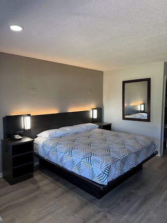Tabla de planchar con plancha, wifi gratis, ropa de cama. Motel 6 Newport News, VA - Fort Eustis