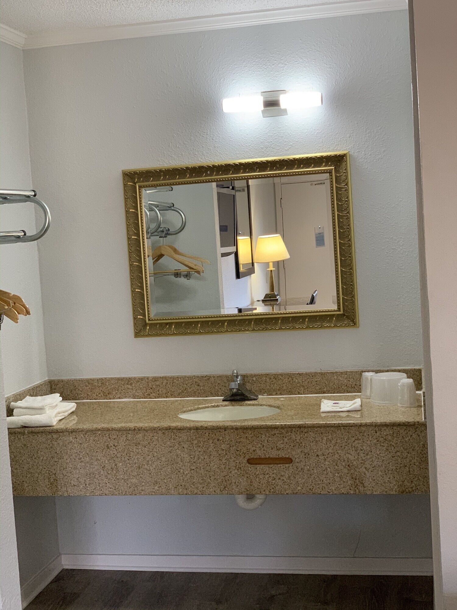 Ensemble douche/baignoire, articles de toilette gratuits