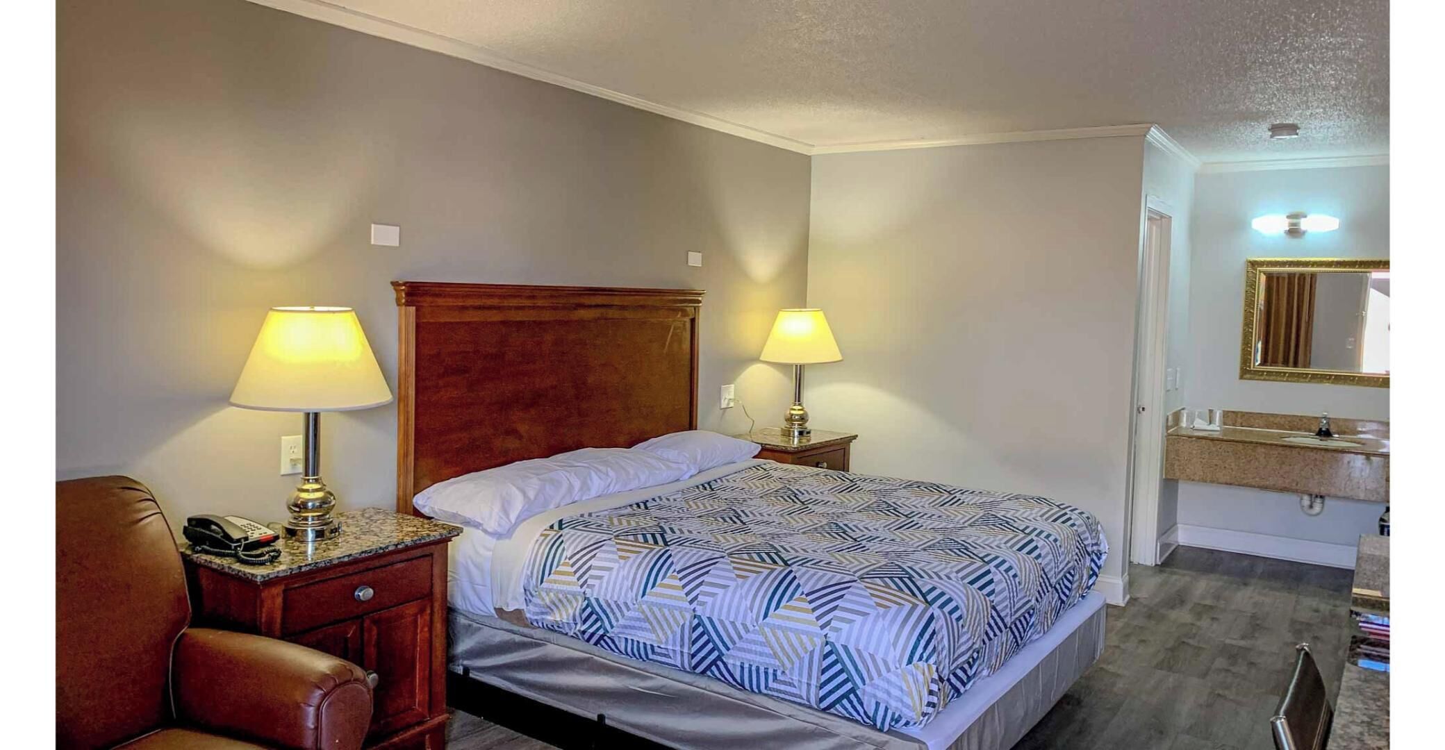 Tabla de planchar con plancha, wifi gratis, ropa de cama