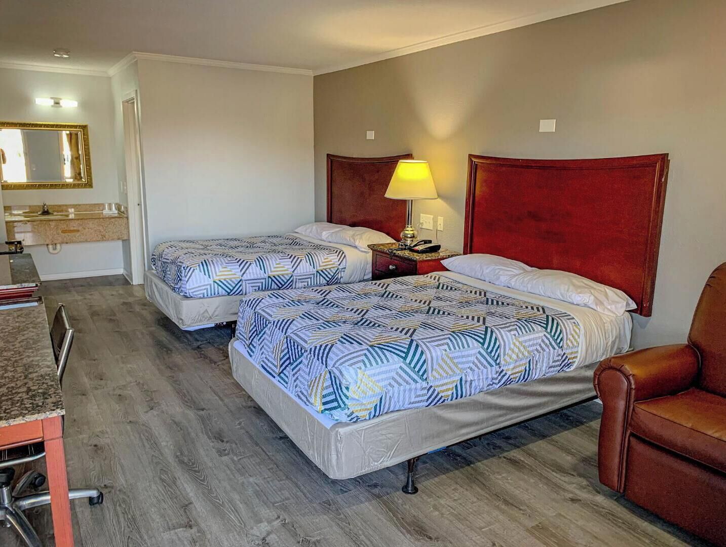 Tabla de planchar con plancha, wifi gratis, ropa de cama
