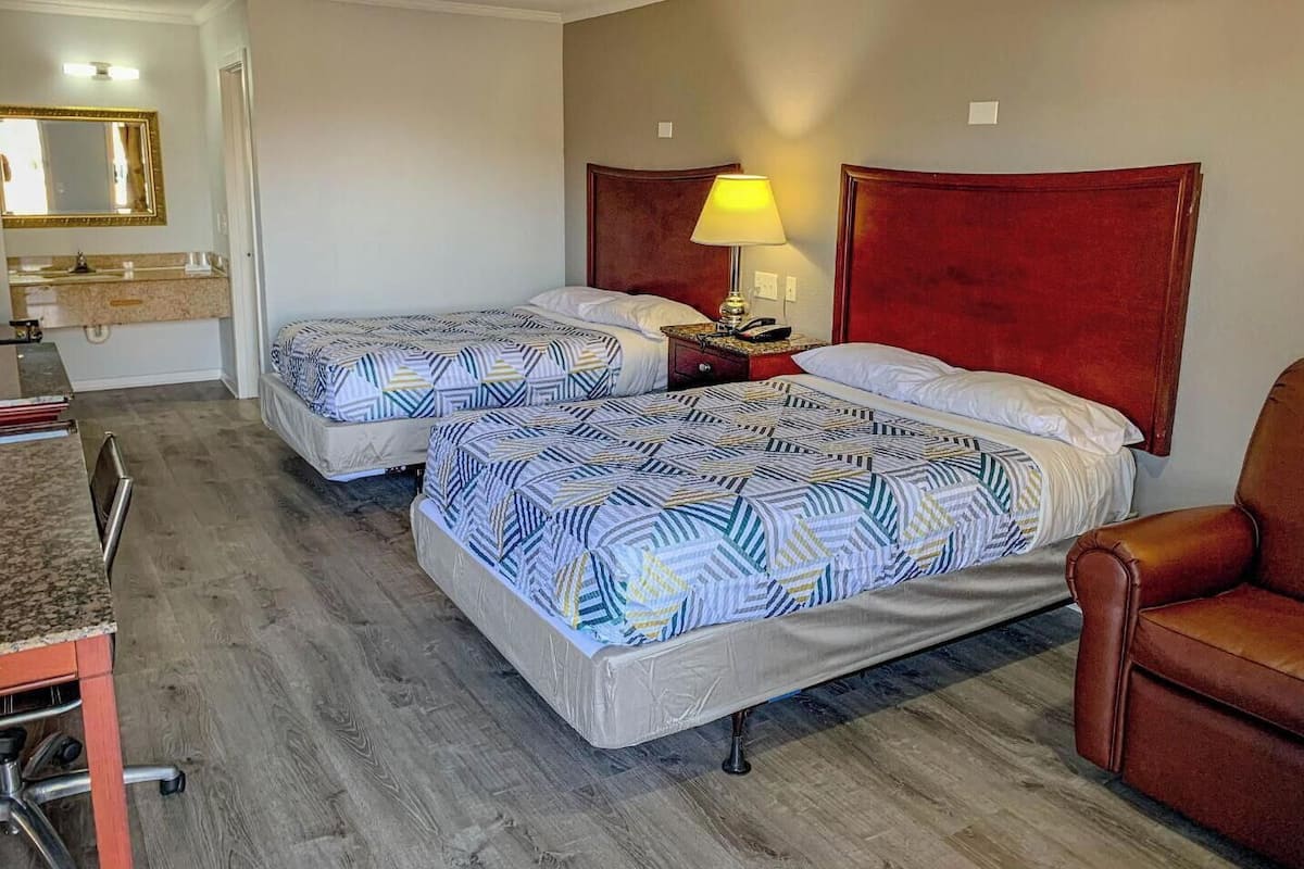 Tabla de planchar con plancha, wifi gratis y ropa de cama