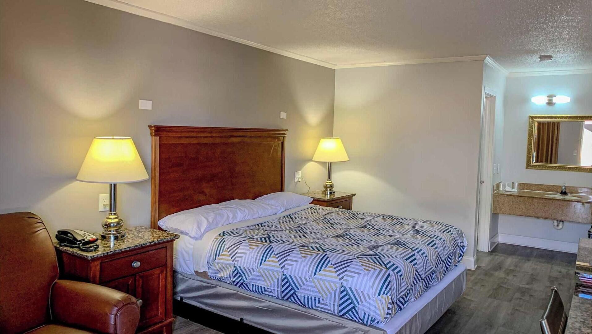 Tabla de planchar con plancha, wifi gratis y ropa de cama 