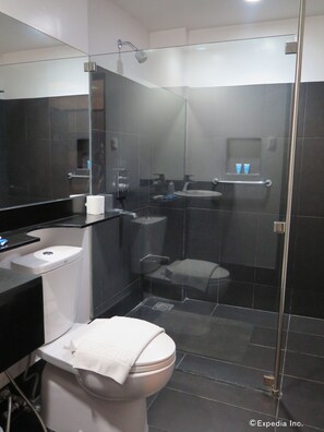 Premier Suite | Bathroom | Shower, towels - Pillows Hotel (Cebu City)