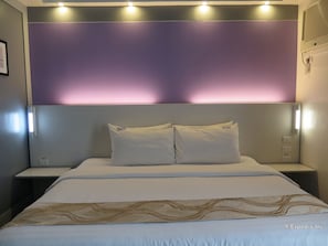 Suite – premier | Safe på rommet, skrivebord, wi-fi (inkludert) og sengetøy
