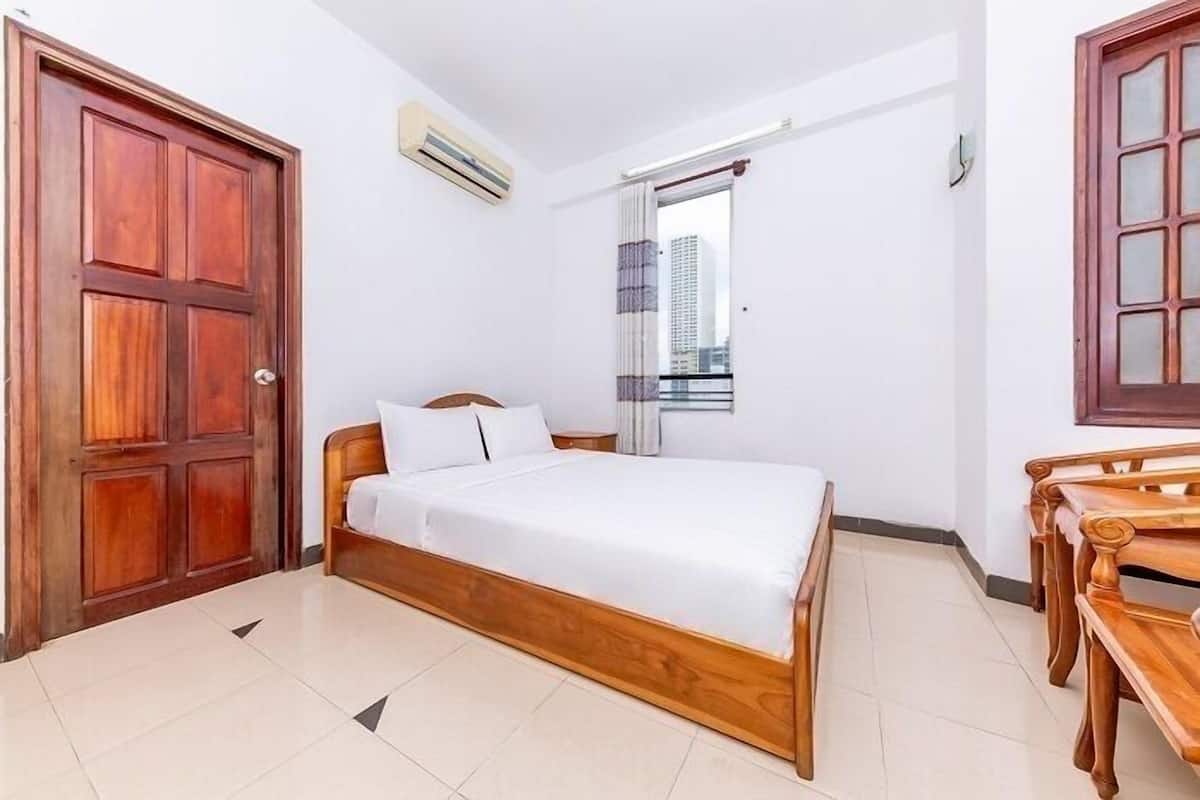 Minibar, blackout drapes, free WiFi