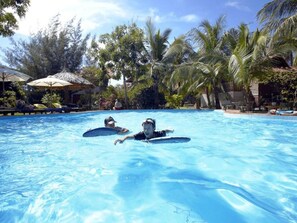 Outdoor pool, pool umbrellas, sun loungers - Anami Muine Beach Resort & Spa (Phan Thiet)