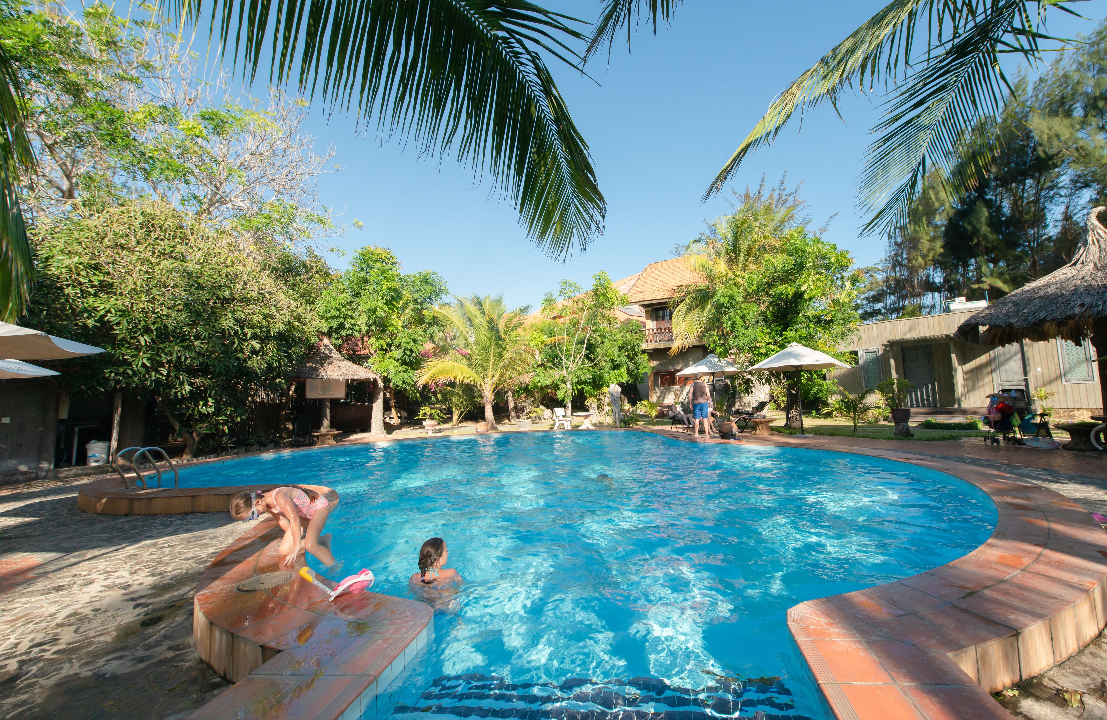 حمّام سباحة خارجي، مظلات على حمّام السباحة، مقاعد للتشمس