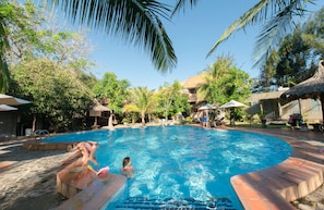 Outdoor pool, pool umbrellas, sun loungers - Anami Muine Beach Resort & Spa (Phan Thiet)