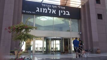 Appartement, 1 slaapkamer, uitzicht op zee | Een bureau, een strijkplank/strijkijzer, gratis wifi