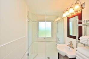 Suite panorámica, 1 habitación (Penthouse Suite) | Baño | Amenidades de baño de diseñador, secadora de cabello, toallas, jabón 