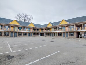 Letak kenderaan sendiri (tertakluk pada bayaran) (CAD 10 sehari)