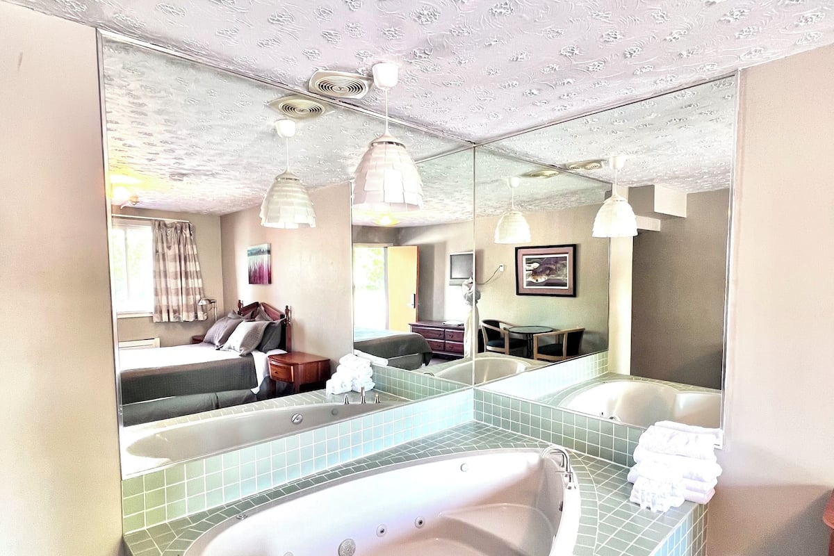 Romantic Studio Suite, 1 Queen Bed, Hot Tub | In-room safe, desk, free WiFi, bed sheets