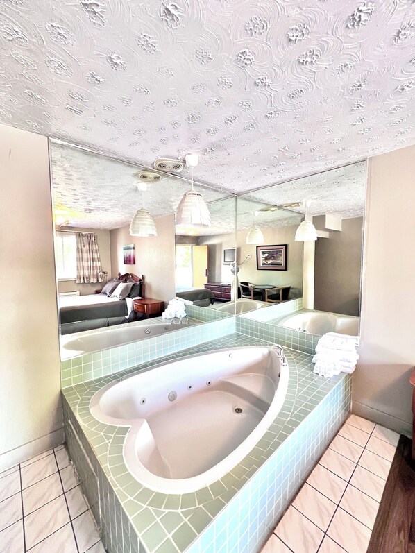 Romantic Studio Suite, 1 Queen Bed, Hot Tub | In-room safe, desk, free WiFi, bed sheets - 6267 Persepolis Inn (Niagara Falls)