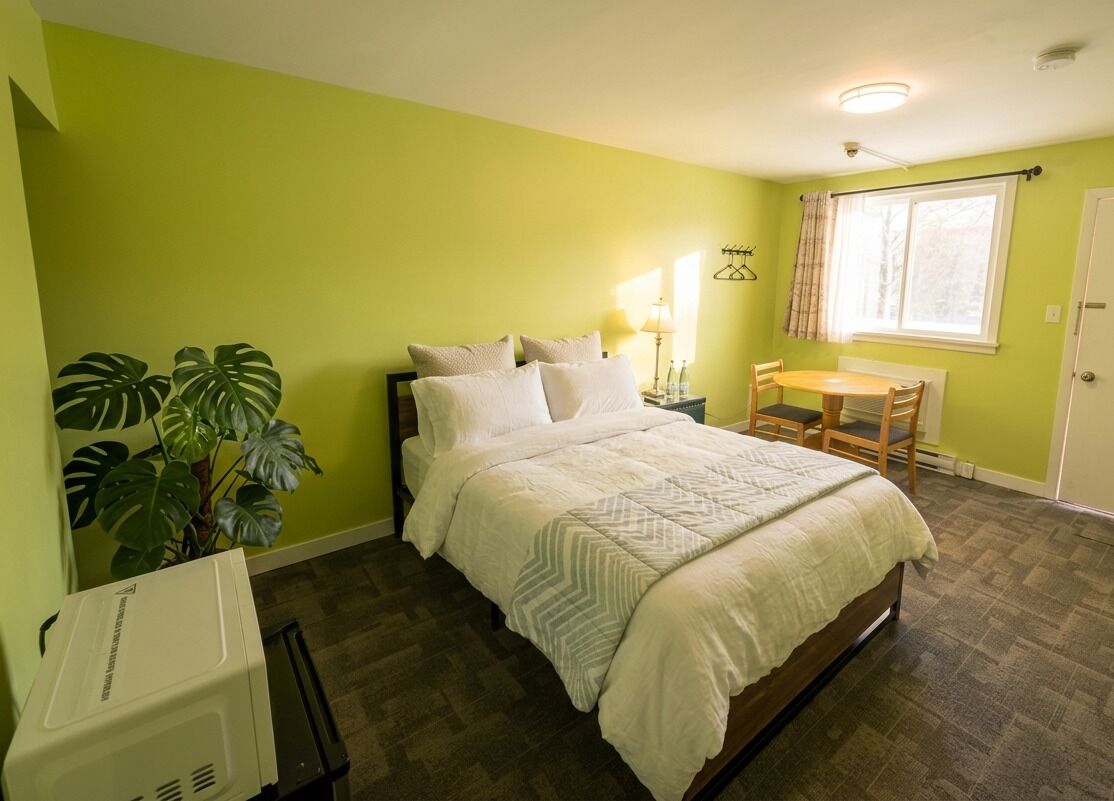 Comfort Room, 1 Queen Bed | In-room safe, desk, free WiFi, bed sheets