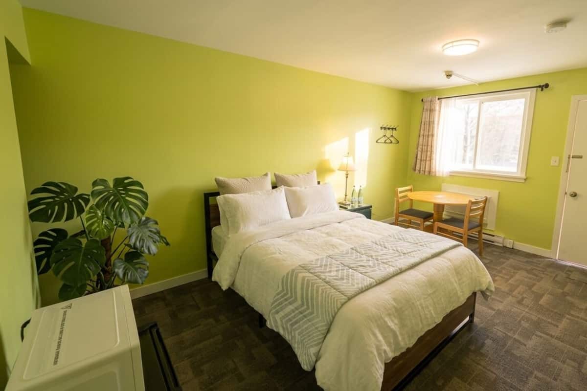 Comfort Room, 1 Queen Bed | In-room safe, desk, free WiFi, bed sheets