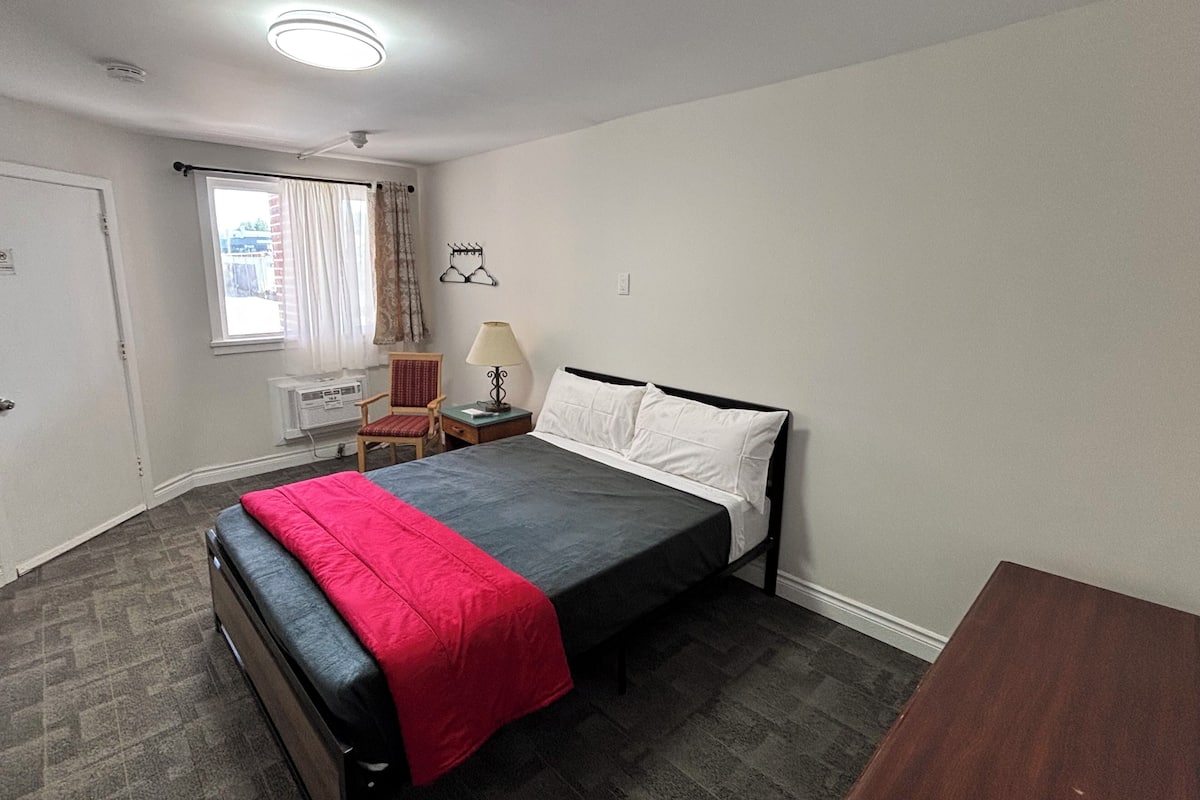 Comfort Room, 1 Queen Bed | In-room safe, desk, free WiFi, bed sheets