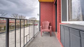 Comfort Room, 1 Queen Bed | Terrace/patio
