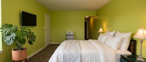 Comfort Room, 1 Queen Bed | In-room safe, desk, free WiFi, bed sheets