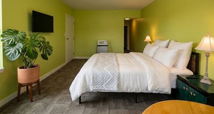 6267 Persepolis Inn