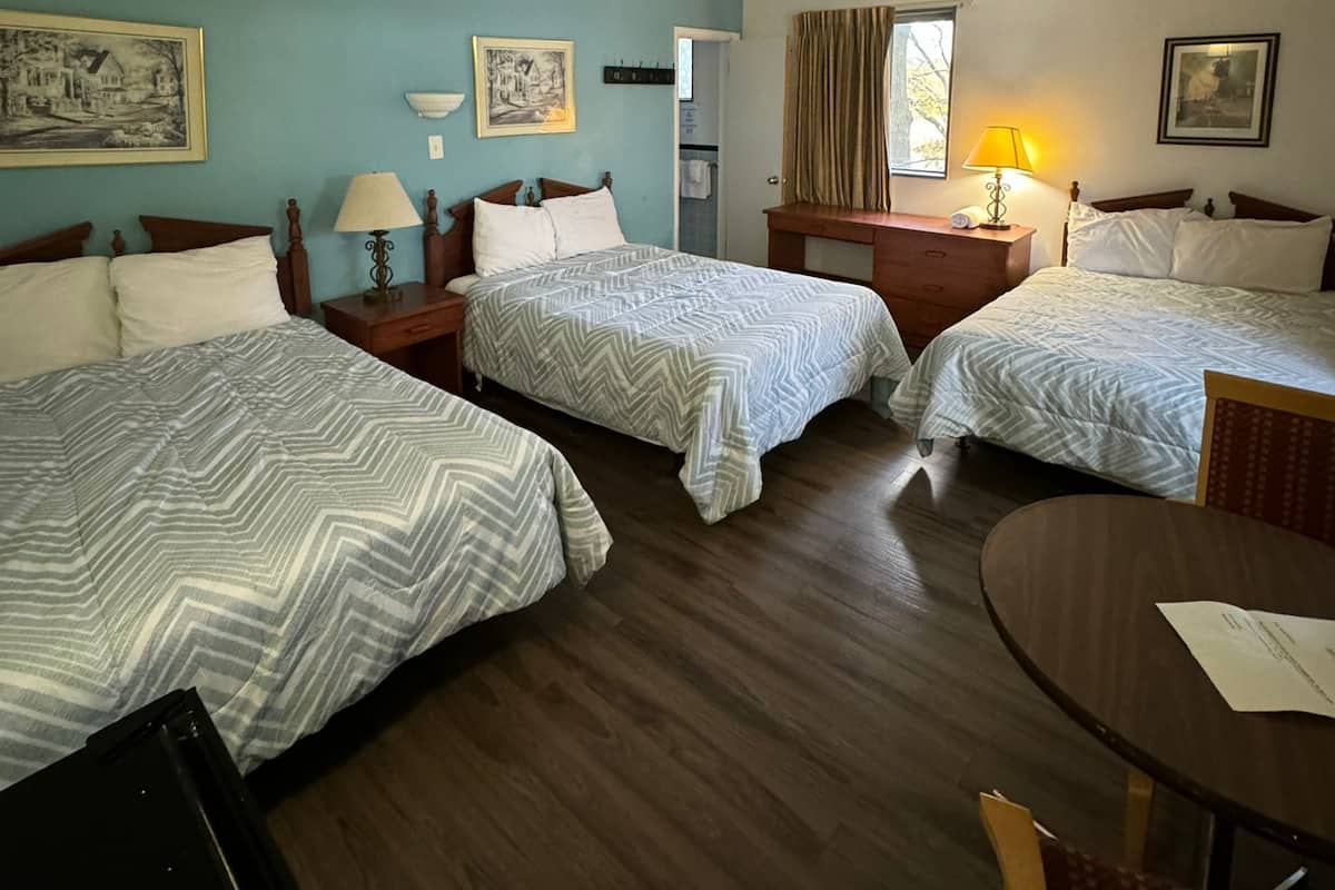 Family Room | In-room safe, desk, free WiFi, bed sheets