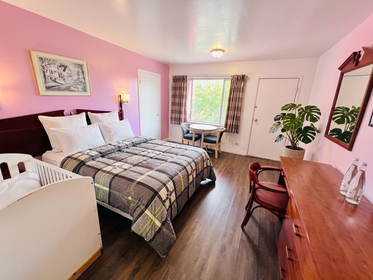 Family Room | In-room safe, desk, free WiFi, bed sheets