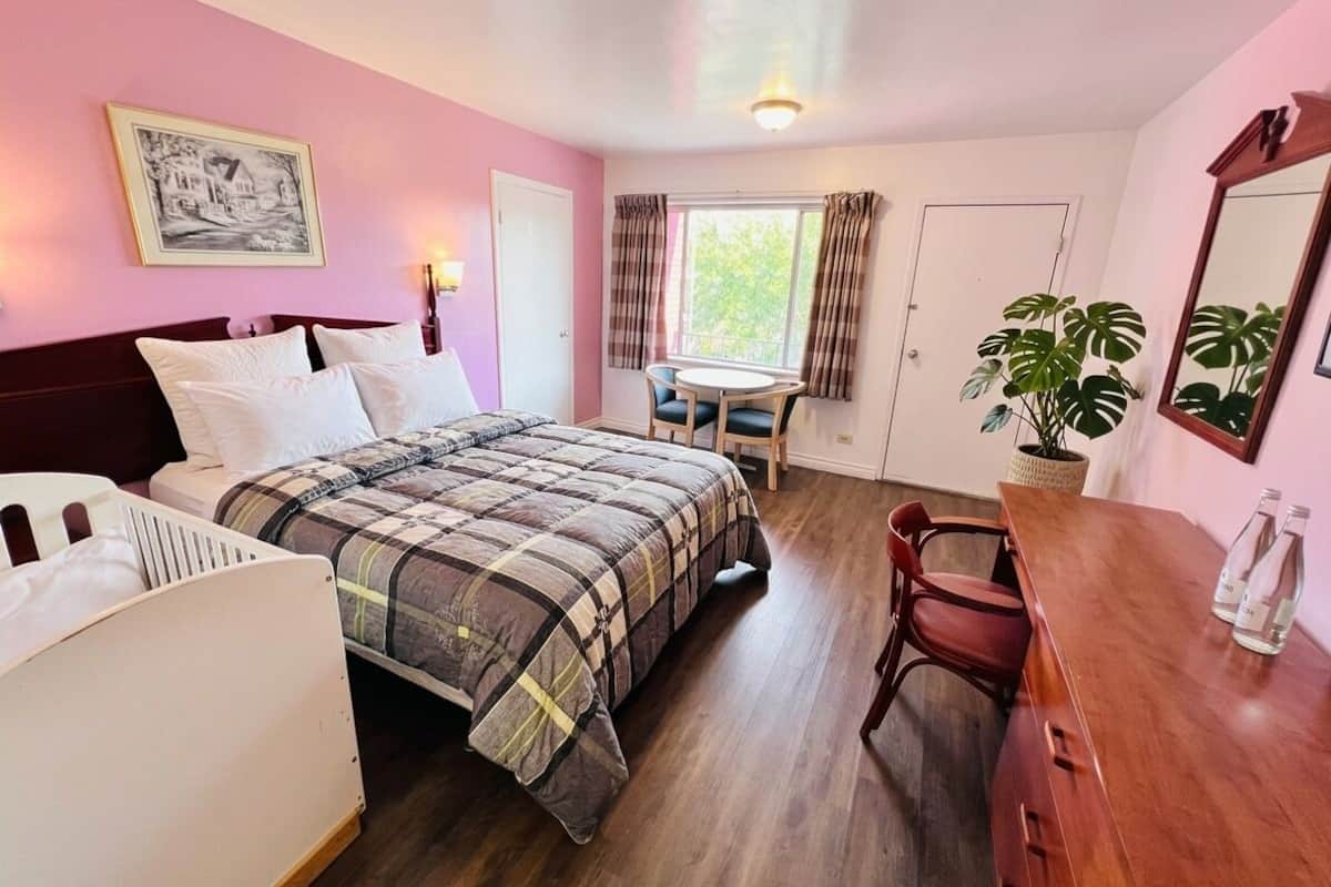 Family Room | In-room safe, desk, free WiFi, bed sheets