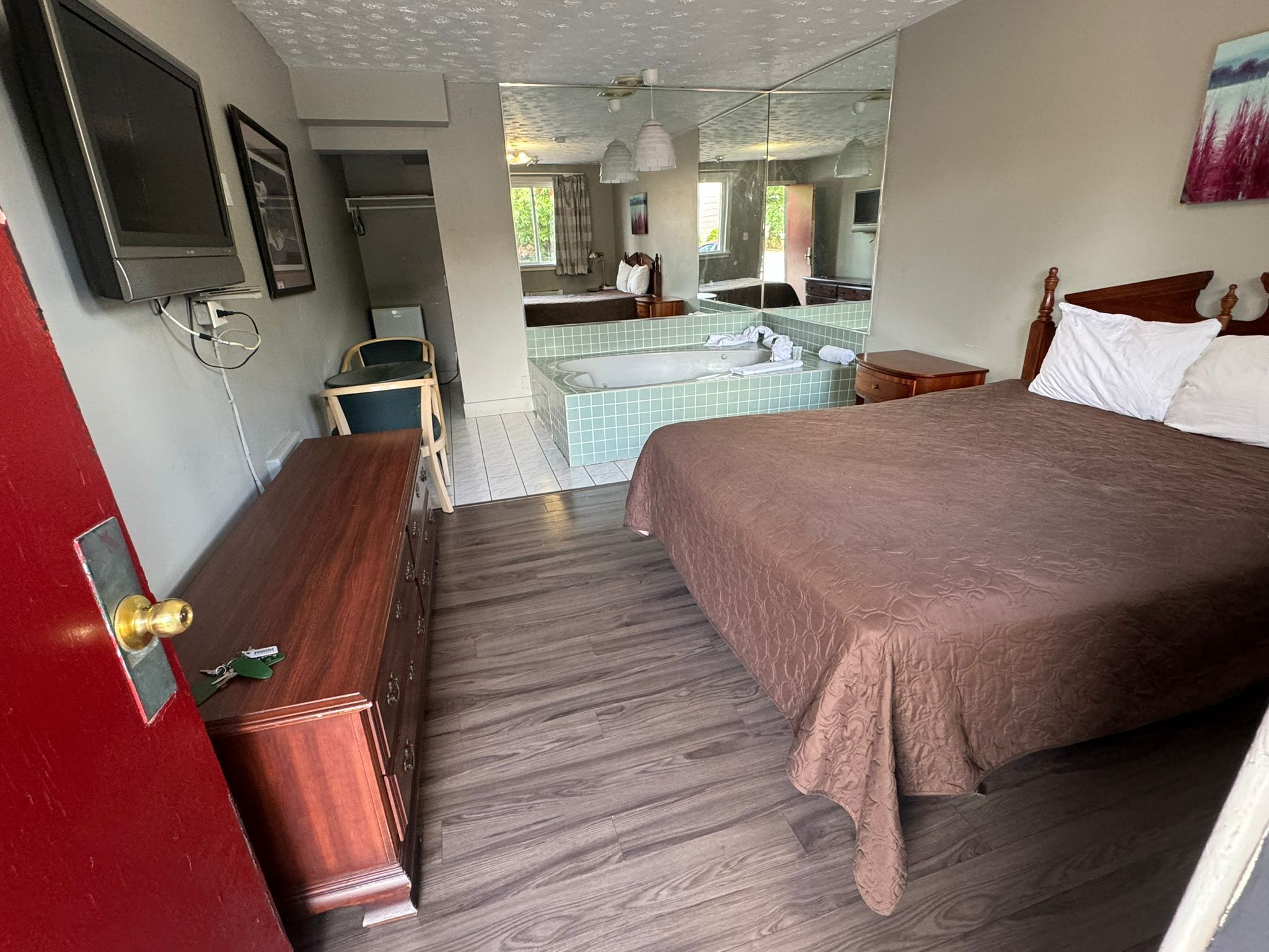 Photo - 6267 Persepolis Inn