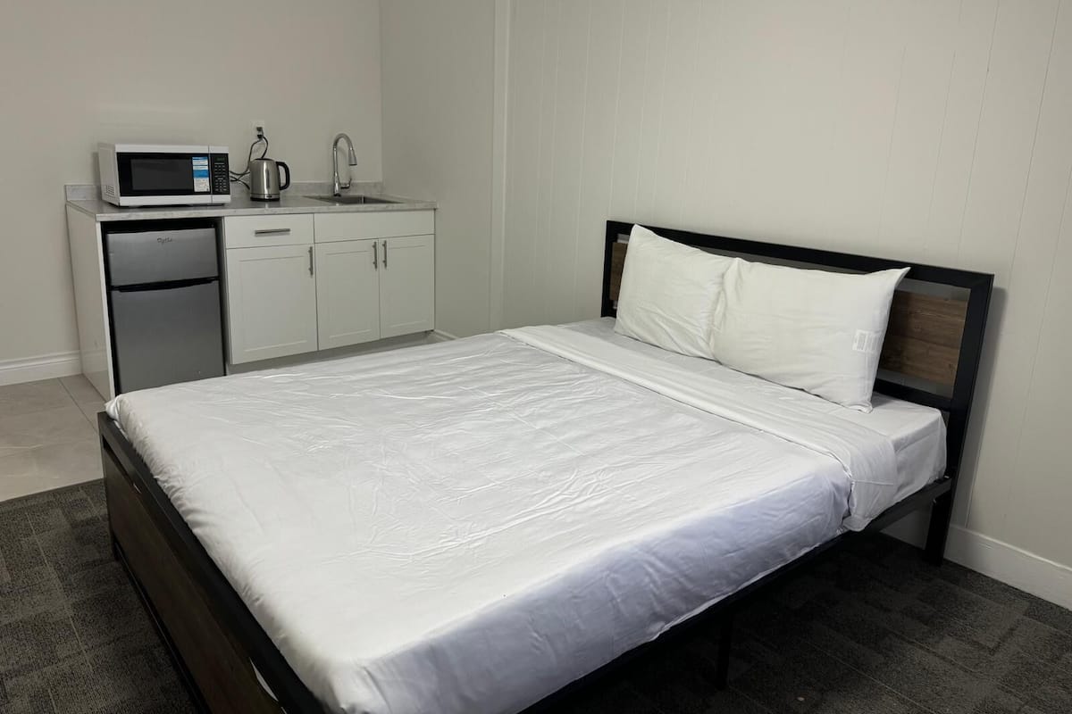 Luxury Single Room, 1 Queen Bed | In-room safe, desk, free WiFi, bed sheets