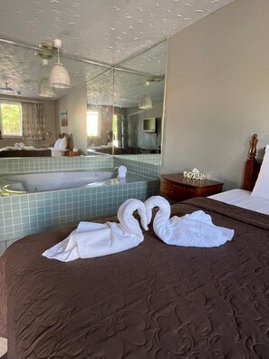 Romantic Studio Suite, 1 Queen Bed, Hot Tub | In-room safe, desk, free WiFi, bed sheets