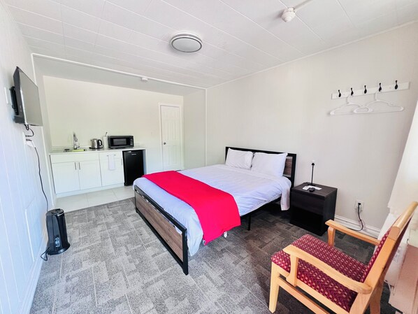 Comfort Room, 1 Queen Bed | In-room safe, desk, free WiFi, bed sheets